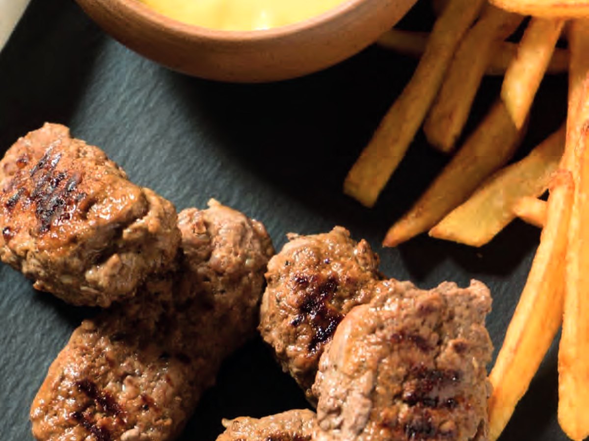 Plato de mici con patatas fritas