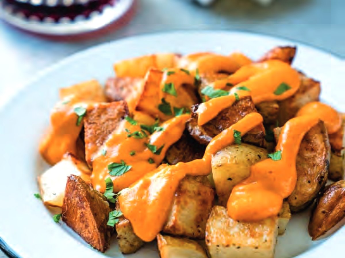 Patatas bravas con salsa